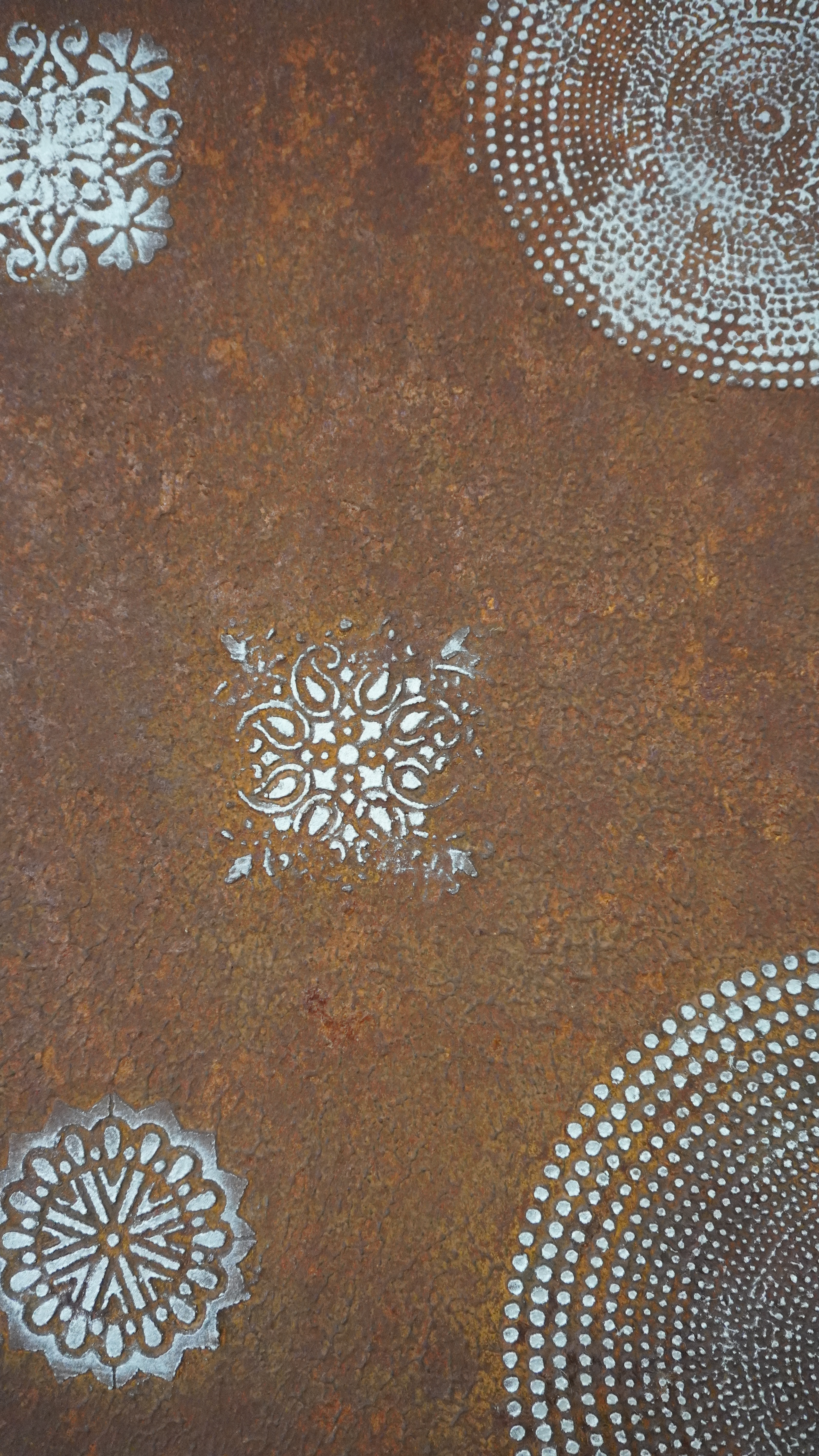 Rostoptik mit Zementornamenten